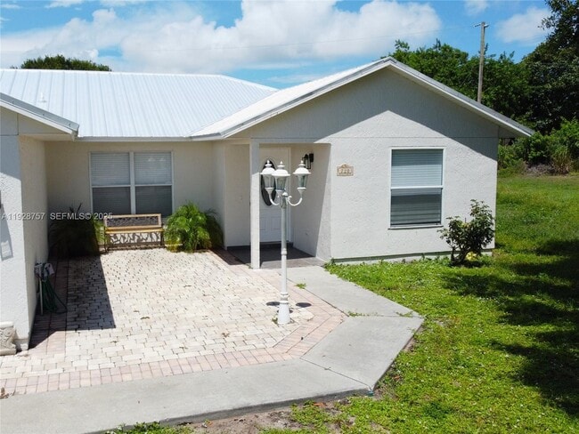 Photo - 720 2nd Pl SW