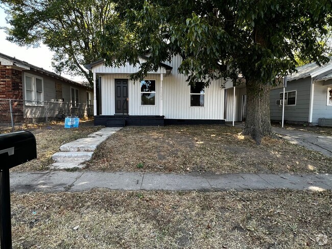 Building Photo - 2 Bedroom 1 Bath Remodeled Farmhouse for Rent