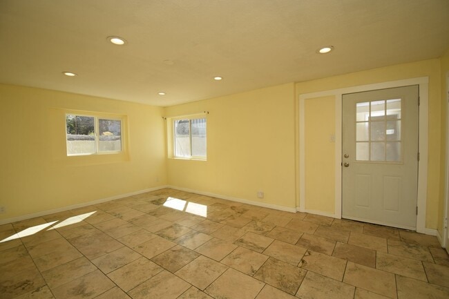 1869 7200 S Unidad 1869 E 7200 S Unit B