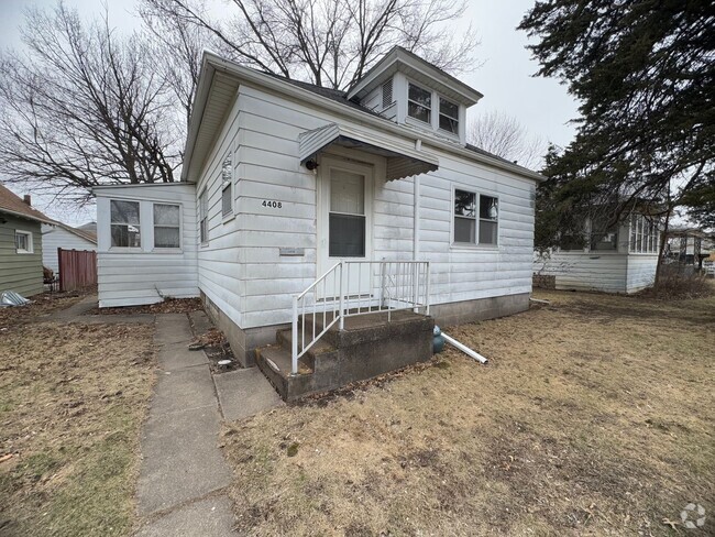 Building Photo - @ bedroom in Rock Island Rental