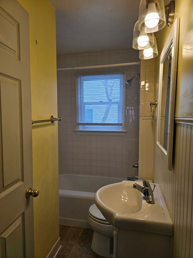 Photo - 915 W 28th St