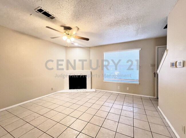 Photo - Lovely 2-Story 2/2.5 Condo in Denton For Rent!