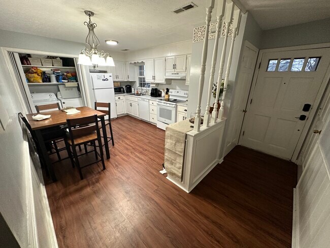 Photo - 137 Holmes Cir