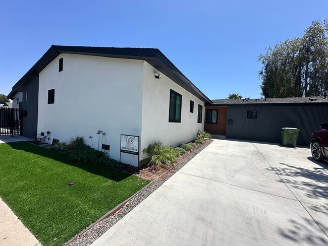 Building Photo - Gorgeous 4bd/3ba home with all appliances, and driveway parking Unit 6724 Hesperia Ave. (Main House)