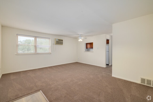 1BR, 1BA - 700SF - Living Room