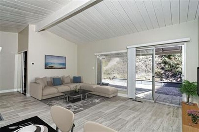 Building Photo - Mid-Century modern single-story home. Fea...