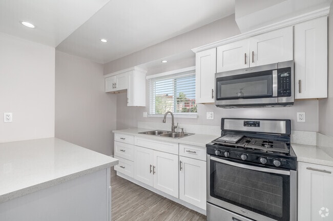 2BR, 2BA - 850SF - Kitchen - 11819 Eucalyptus Ave.