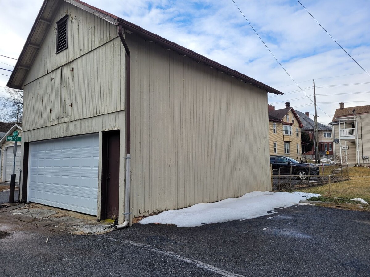 Photo - 132 S 5th Ave Unidad Garage