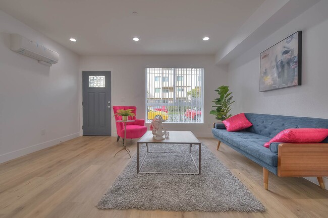 Photo - 11730 Hamlin St Unidad 11732 Hamlin