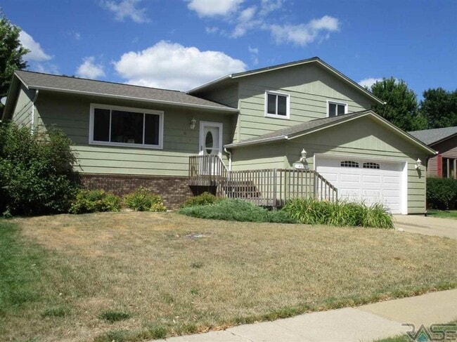 Building Photo - MULTI-LEVEL 3 BD, 2 BA HOUSE WITH FENCED IN YARD, DOUBLE ATTACHED GARAGE, SHED, MURPHY BED, 3 FAM...