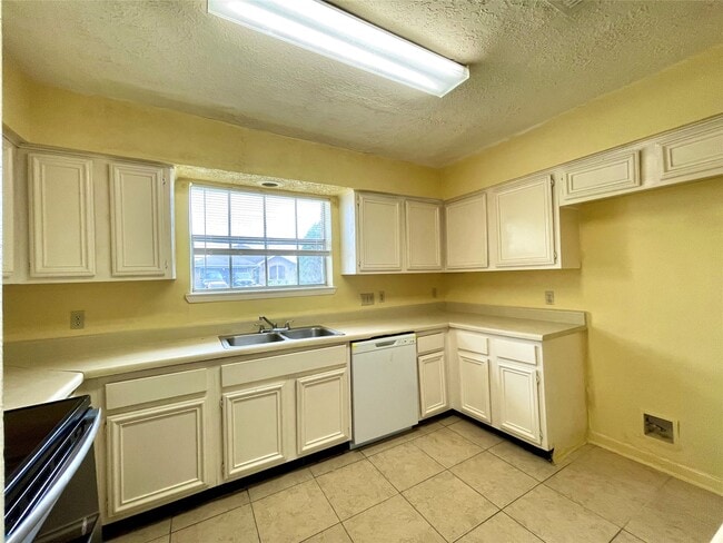 Building Photo - 6310 Star Lake Dr