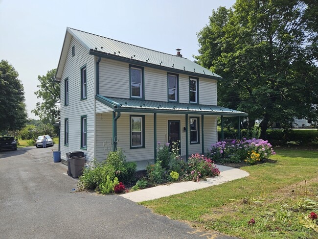 Building Photo - 131 E Church St Rental