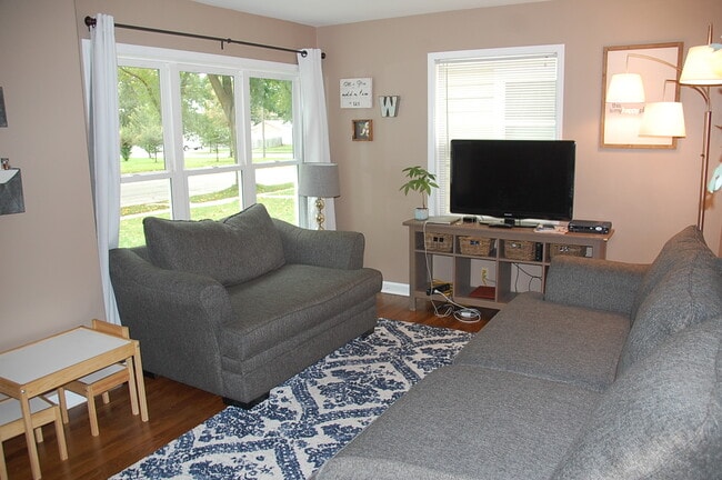 ventanas más nuevas - 3219 N 87th St