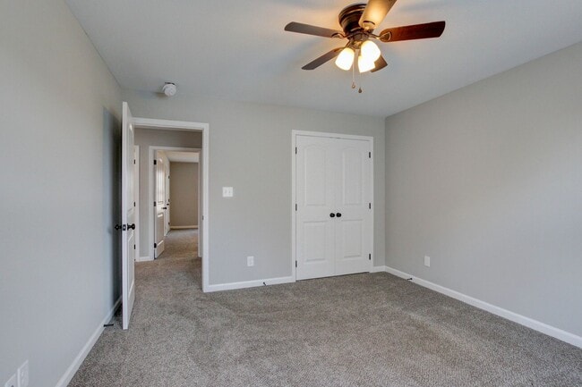 Photo - Sharp 4 bedroom HUGE house off exit 1 of I 24