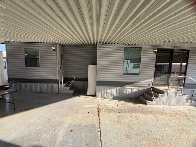 Photo - 303 N Lindsay Rd