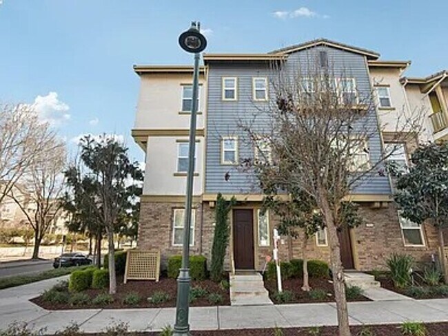 Must see beautiful and large Townhome in D... - Must see beautiful and large Townhome in D...