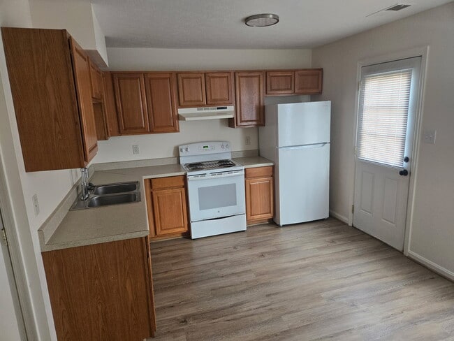 Photo - 382 Woodstock Ln
