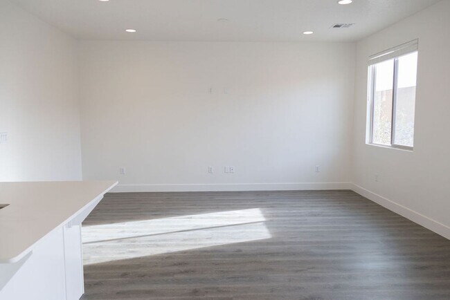 Photo - Spacious 4-Bed Home in Sage Canyon