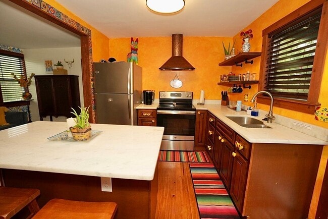 2739 College St Unit 2