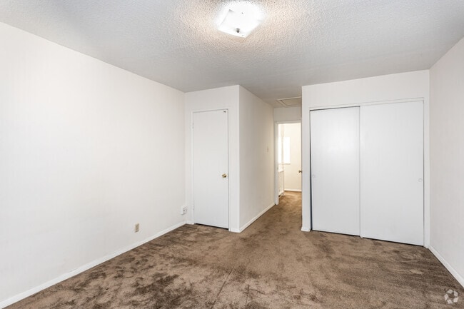 1BA, 1BR - 690 SF - San Rafael Townhomes