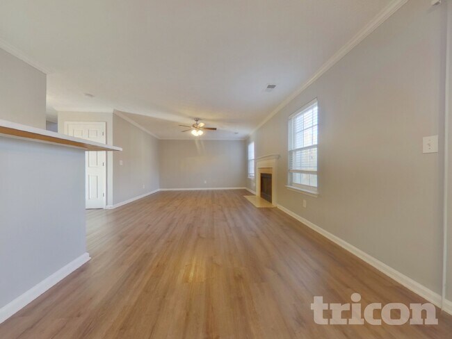 Photo - 878 Crestworth Crossing