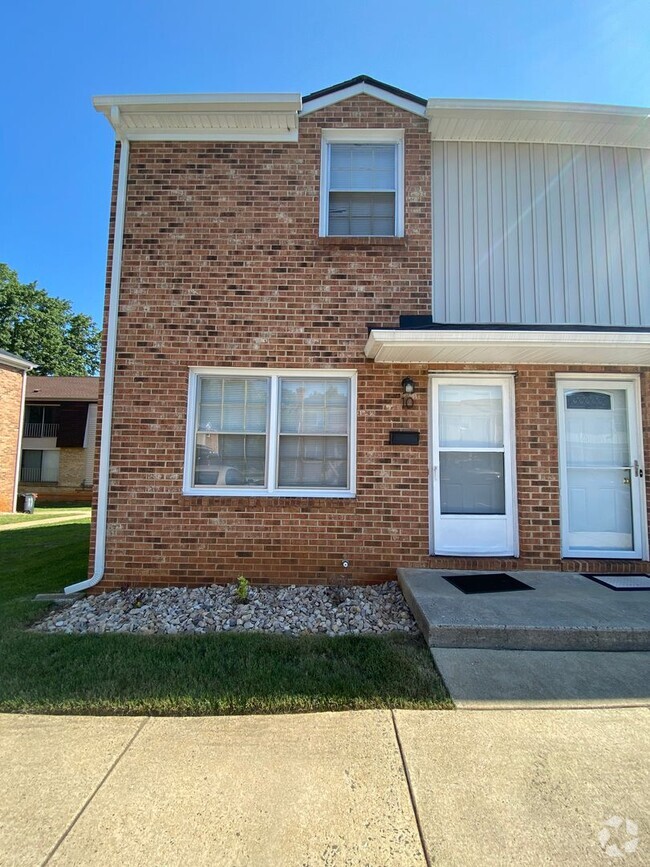 Building Photo - Two-Bedroom Townhouse In Rutherford Square!