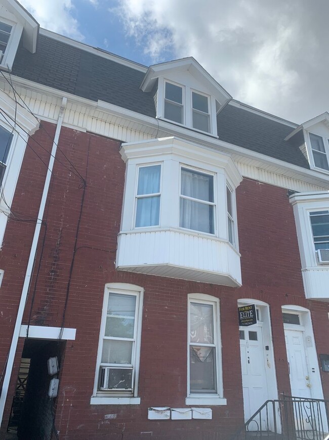 Building Photo - 3rd Floor Efficiency! Near York College in York City