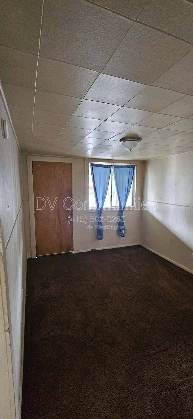 Building Photo - 47609 OR-58 Unit 2