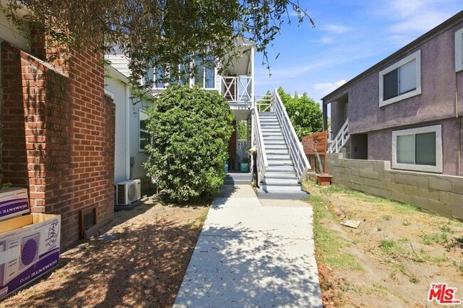 Photo - 11485 Cumpston St