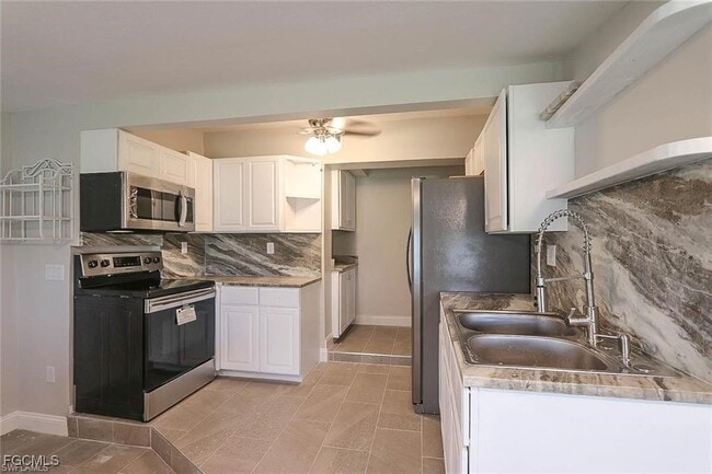 Photo - 305 Bougainvillea Rd W