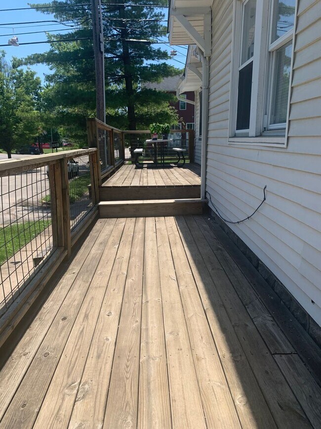 Photo - ***AVAILABLE AUGUST 2027*** 5 Bed 2 Bath house. Close to business school. Excellent Location!