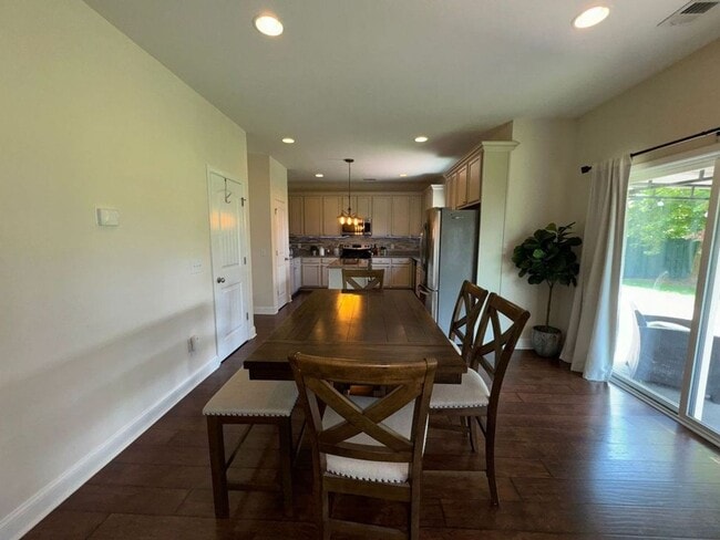 Photo - 4 Bedroom 3 Bath located in Creekside!! Available Now!!