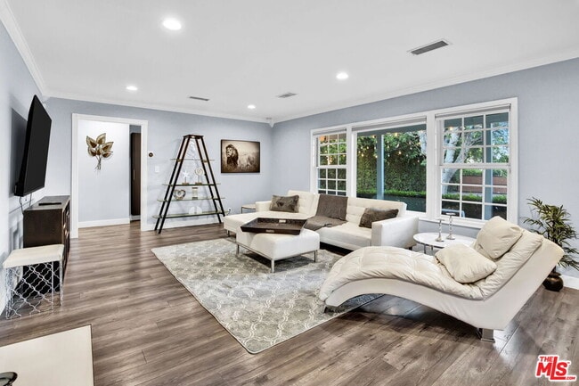 Photo - 8345 White Oak Ave