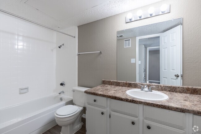2BR, 2BA - 925SF - Bathroom