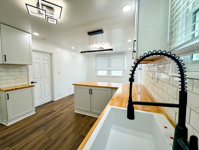 Photo - 711 W 44th St