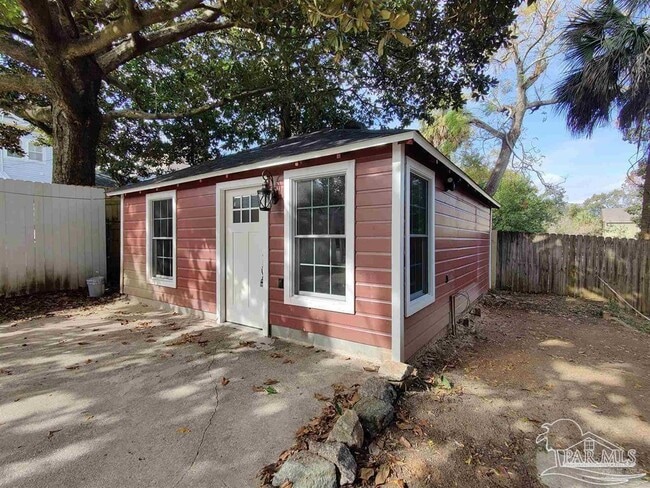Building Photo - 6 W De Soto St Rental