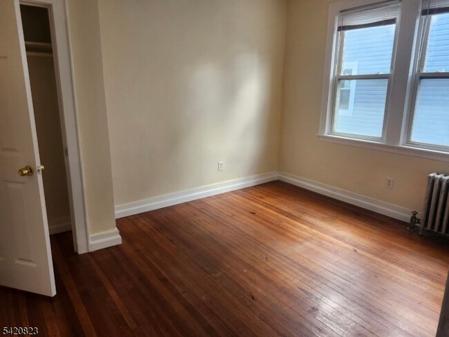 Photo - 313 Leslie St