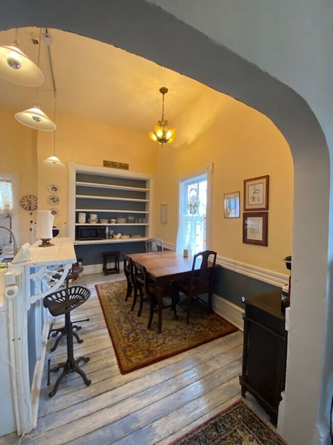 Photo - Charming Victorian Era Painted Lady Cottag...