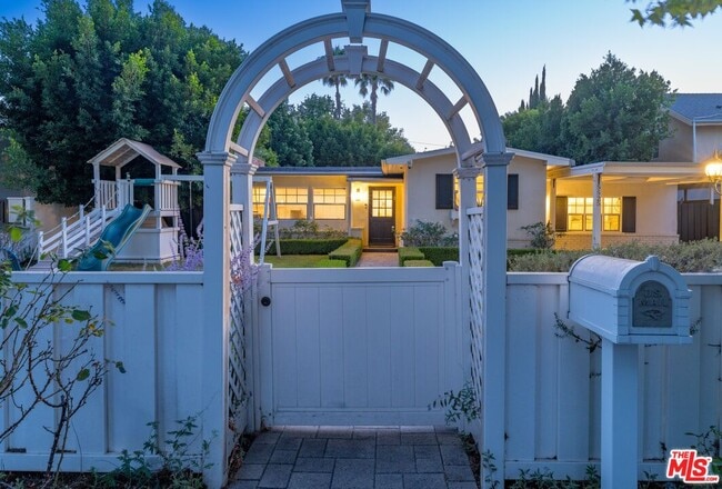 Photo - 5525 Matilija Ave