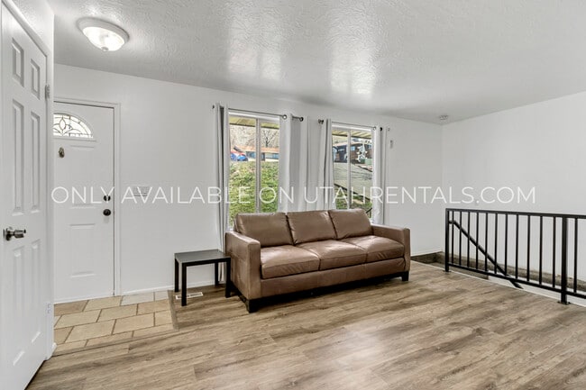 Photo - 2066 Park St