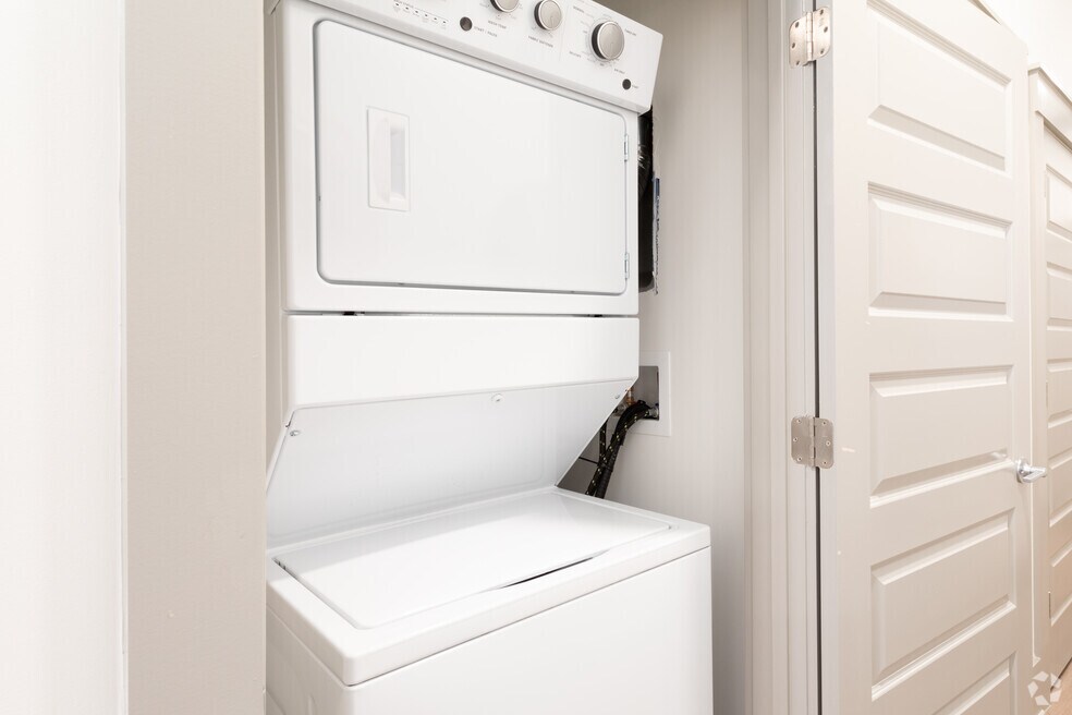 1BR, 1BA - 761 SF