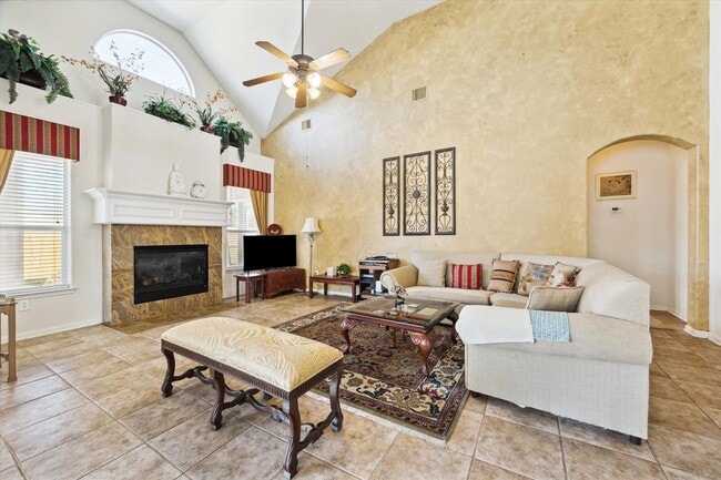Photo - 2088 Silverthorn Ln