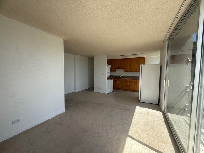 Photo - Remodeled 2 bedroom, 1 bath with assigned ... Unidad 404
