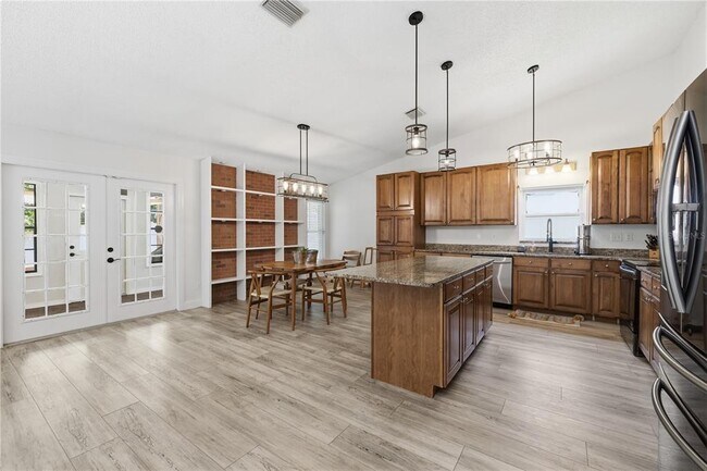 1570 Club Dr