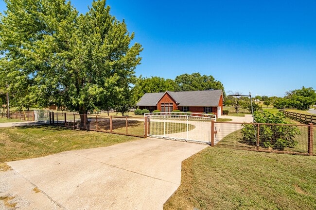 Photo - 800 Oak Ln Dr