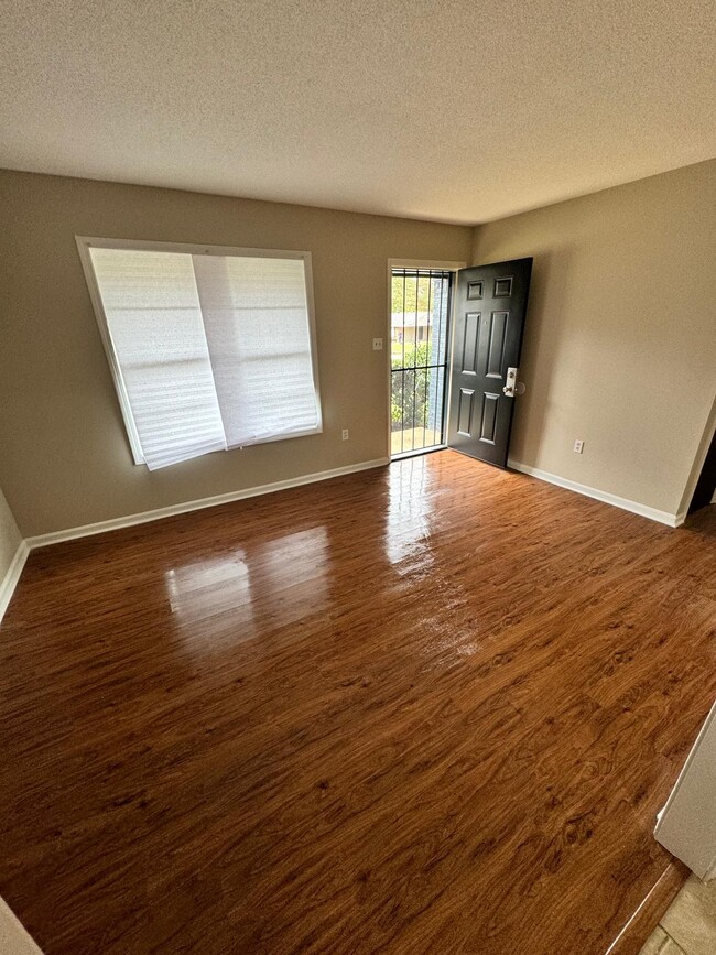 Photo - 5050 Long Branch Dr