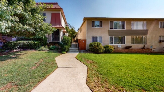 Photo - 2130 N Beachwood Dr Unit 4