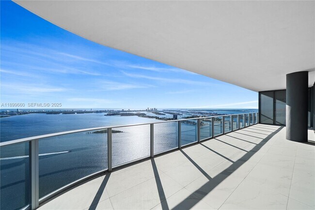 Building Photo - 700 NE 24th St Unit PH-5701