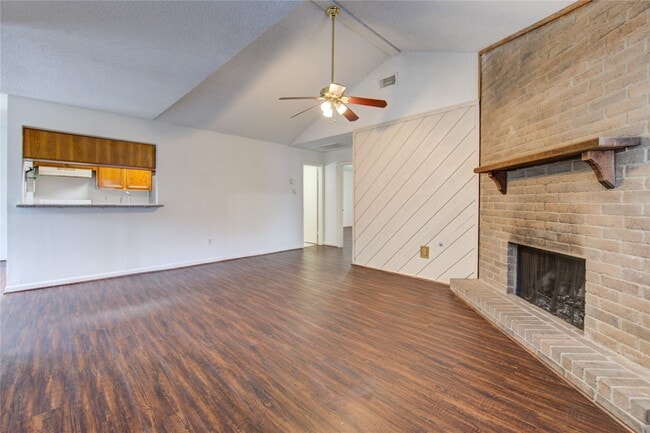 Building Photo - 212 Quaker Dr