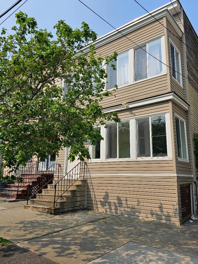 Front of Building - 695 State St Apartamentos Unidad 1